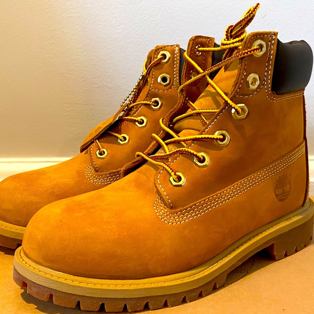 NEW Junior Timberland Boys Size 4.5 Waterproof Boots in Wheat Nubuck.